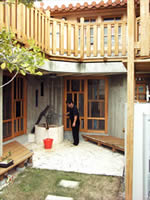 中庭の井戸に手押しポンプ